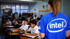 Voluntarios de Intel compartiendo con los estudiantes de Belén conceptos de emprendedurismo