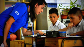 Voluntarios de Intel compartiendo con los estudiantes de Belén conceptos de emprendedurismo