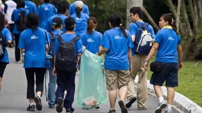 Voluteers Clean up at Botanical Garden